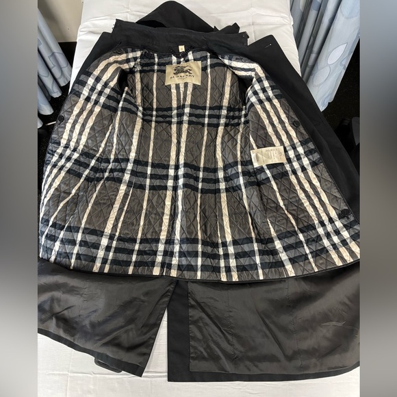 Women’s Burberry Black Trench Coat. Size US 8. Well loved! Still great condition - Picture 3 of 8